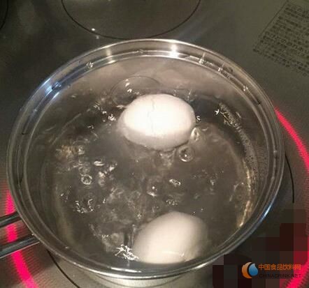 敢吃嗎？島國人竟用飲料煮出綠色雞蛋！